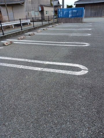 カロスアンセ弐番館の駐車場