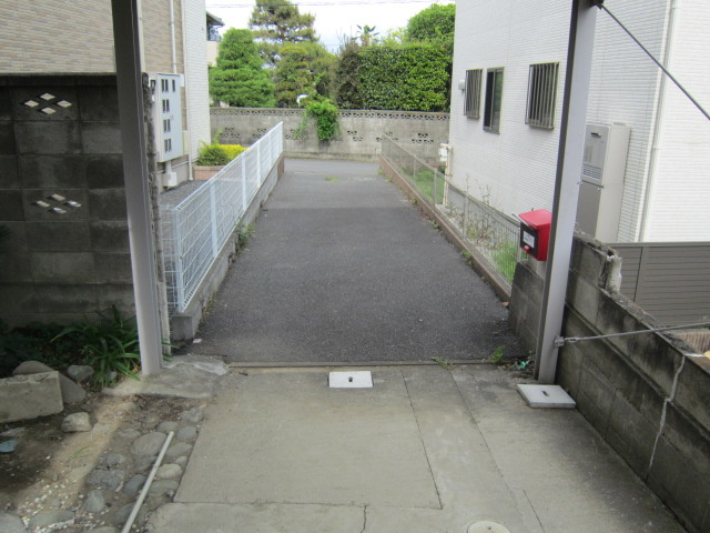 鴻巣榎戸中古の駐車場|１台屋根付き駐車場