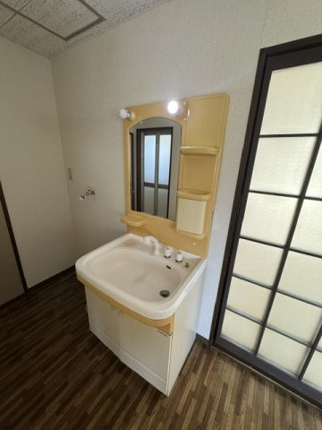 悠遊館の独立洗面台|原状回復工事前の写真