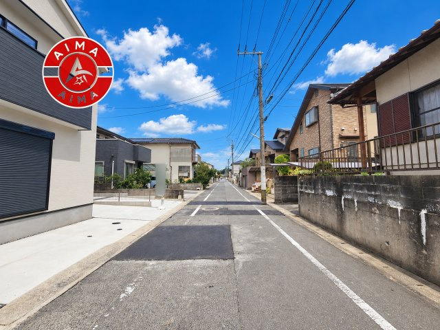 春日市松ヶ丘6丁目第1-2棟（1号棟）の前面道路含む現地写真|前面道路は閑静な住宅地をはしる車通りの少ない道路。お車の出し入れが苦手なママや小さなお子様にも安心ですね。しっかり舗装もされているので、ベビーカーや自転車で通っても快適に通行できます。