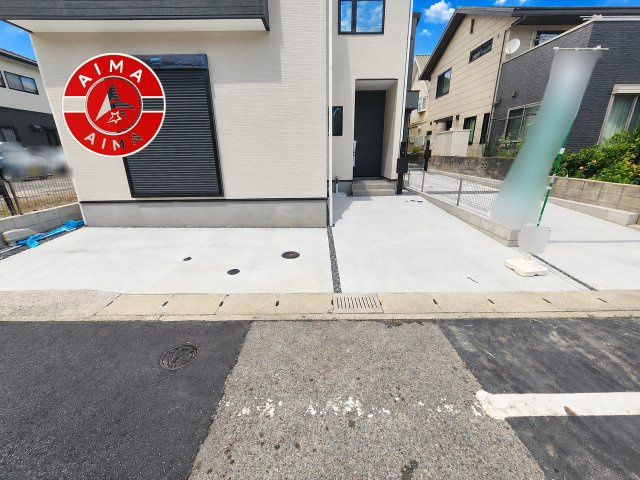 春日市松ヶ丘6丁目第1-2棟（1号棟）の駐車場|広々した駐車場になります。3台並列駐車となります。