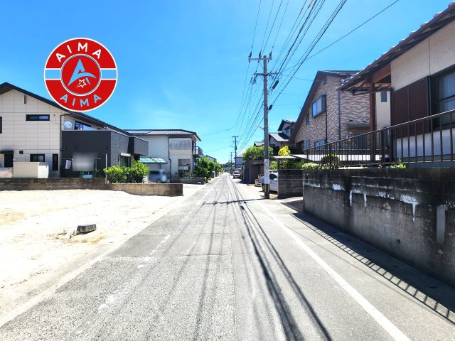 春日市松ヶ丘6丁目第1-2棟（2号棟）の前面道路含む現地写真|前面道路は閑静な住宅地をはしる車通りの少ない道路。お車の出し入れが苦手なママや小さなお子様にも安心ですね。しっかり舗装もされているので、ベビーカーや自転車で通っても快適に通行できます。