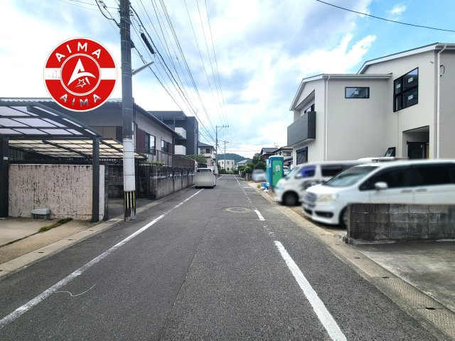 春日市松ヶ丘6丁目第1-2棟（2号棟）の外観|前面道路含む現地の写真です。