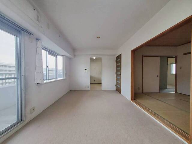 【買い物施設充実】高知市葛島4丁目サーパス高須　中古マンションの居間・リビング|バルコニーに面した明るく開放的なLDK。