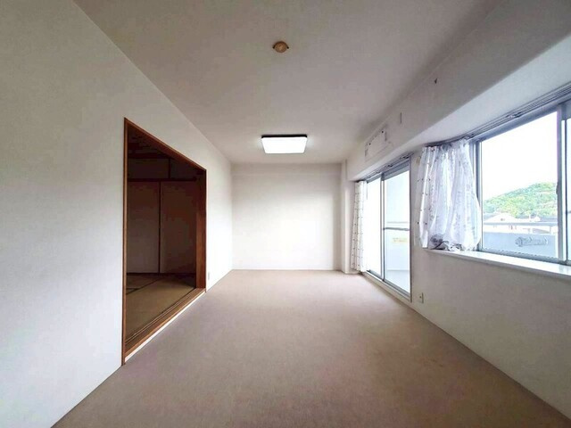 【買い物施設充実】高知市葛島4丁目サーパス高須　中古マンションの居間・リビング|隣接する洋室を繋げれば、さらに広々とした大空間に。