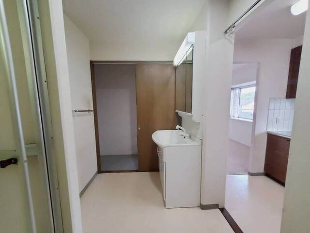 【買い物施設充実】高知市葛島4丁目サーパス高須　中古マンションの洗面所|家事効率を考えた、広さに余裕のあるサニタリー空間。