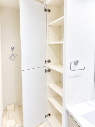 アンビシャス小岩の独立洗面台|洗面台隣に縦型リネン収納があります。トールサイズなのでたっぷり収納できます。