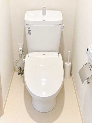 アンビシャス小岩のトイレ|清潔感ある温水洗浄機能付き節水トイレです。