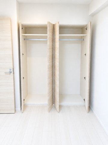 アンビシャス小岩の収納|奥行きのある洋室クローゼットです。洋服だけでなく荷物も収納可能です。