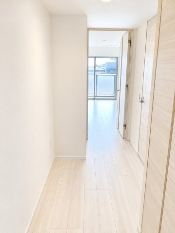 アンビシャス小岩のその他|白を基調とした明るい室内です。壁紙も建具も明るい色彩となっています。