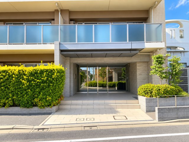 アンビシャス小岩のエントランス|マンションの顔となるエントランスです。住宅街に佇む趣ある造りとなっています。※AI加工されています