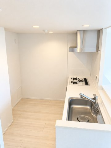 アンビシャス小岩のキッチン|低静音ワイドシンク、ハイパーガラストップコンロ、ホーローキッチンパネル、整流板付レンジフードを備えたお掃除しやすいシステムキッチンです。