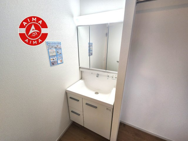 春日市一の谷1丁目第1-3棟（1号棟）の独立洗面台|毎日使うものだから清潔な空間を保ちたい水回り。洗面にはそんな願いを解消させてくれる収納アイデアが満載です。三面鏡の裏側にはキャビネットが現れ小物から背の高い物まで収納できます。