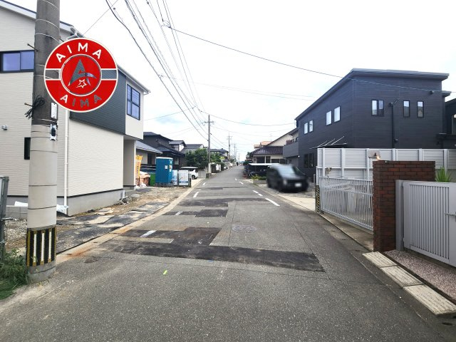 春日市一の谷1丁目第1-3棟（1号棟）の前面道路含む現地写真|前面道路は閑静な住宅地をはしる車通りの少ない道路。お車の出し入れが苦手なママや小さなお子様にも安心ですね。しっかり舗装もされているので、ベビーカーや自転車で通っても快適に通行できます。