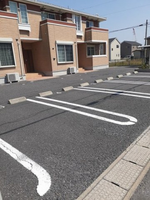 【駐車場】 | アルメリア | 駐車場があるので、車を買う予定の方も安心です