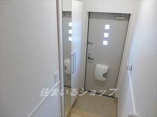 リバー　サイド　ストーリーＡの玄関|ミラー付き大型シューズボックス