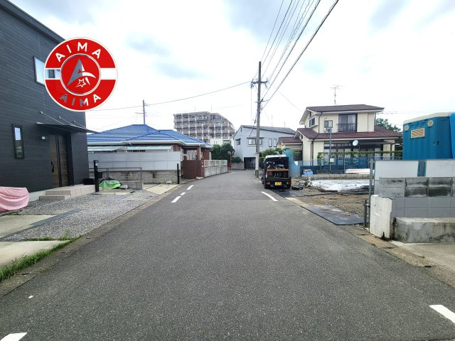 春日市一の谷1丁目第1-3棟（2号棟）の前面道路含む現地写真|前面道路は閑静な住宅地をはしる車通りの少ない道路。お車の出し入れが苦手なママや小さなお子様にも安心ですね。しっかり舗装もされているので、ベビーカーや自転車で通っても快適に通行できます。