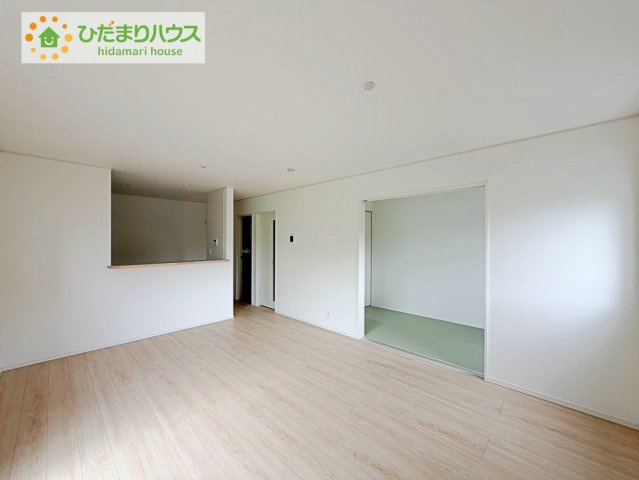 常陸太田市増井町第1　新築戸建　4号棟の居間・リビング|リビング大きな窓からは、暖かな日の光が降り注ぎます・・・