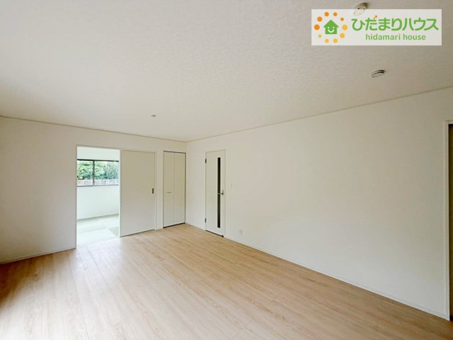 常陸太田市増井町第1　新築戸建　1号棟の居間・リビング|リビング大きな窓からは、暖かな日の光が降り注ぎます・・・
