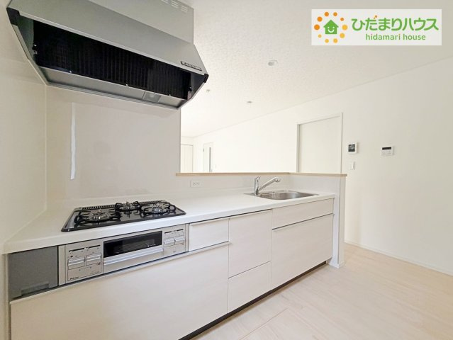 常陸太田市増井町第1　新築戸建　1号棟のキッチン|3口コンロと収納豊富なキッチンで、ママの毎日のお料理もはかどります☆