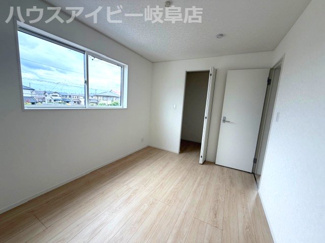 【洋室】 | 羽島市小熊町新築建売全2棟！小熊小学校徒歩15分！お車並列2台可能！住宅ローンの月々のご返済6万円台 | 羽島市小熊町新築建売全2棟！小熊小学校徒歩15分！お車並列2台可能！住宅ローンの月々のご返済6万円台