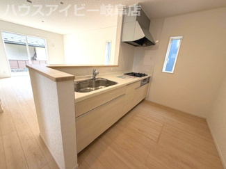 【キッチン】 | 羽島市小熊町新築建売全2棟！小熊小学校徒歩15分！お車並列2台可能！住宅ローンの月々のご返済6万円台 | 羽島市小熊町新築建売全2棟！小熊小学校徒歩15分！お車並列2台可能！住宅ローンの月々のご返済6万円台