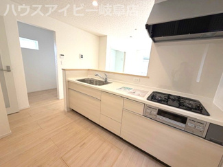 【キッチン】 | 羽島市小熊町新築建売全2棟！小熊小学校徒歩15分！お車並列2台可能！住宅ローンの月々のご返済6万円台 | 羽島市小熊町新築建売全2棟！小熊小学校徒歩15分！お車並列2台可能！住宅ローンの月々のご返済6万円台