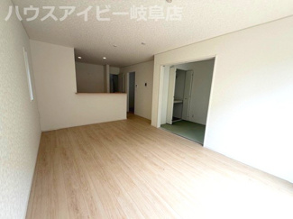 【居間・リビング】 | 羽島市小熊町新築建売全2棟！小熊小学校徒歩15分！お車並列2台可能！住宅ローンの月々のご返済6万円台 | 羽島市小熊町新築建売全2棟！小熊小学校徒歩15分！お車並列2台可能！住宅ローンの月々のご返済6万円台