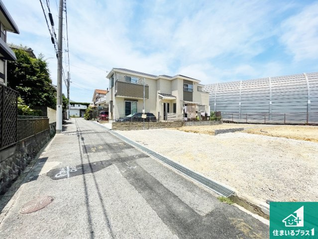 神戸市垂水区上高丸　新築一戸建ての前面道路含む現地写真|周辺は落ち着いた街並みの住宅地！子育てがしやすい住環境です！まだ未完成ですが、現地でしかわからない事もございます。是非一度ご覧ください。