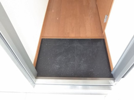 毎日通る玄関はこちらです