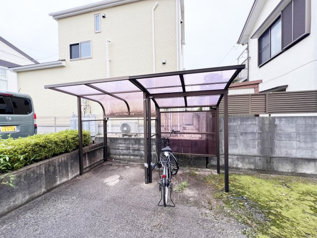 メゾン・ラフレシスの駐車場|屋根つきの駐輪場