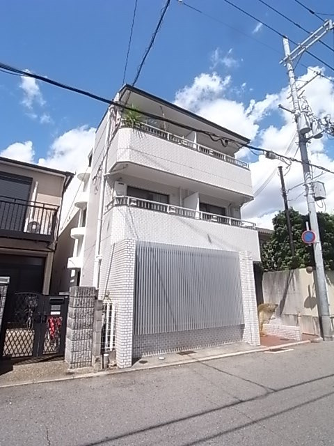 ホワイトコート北口の外観