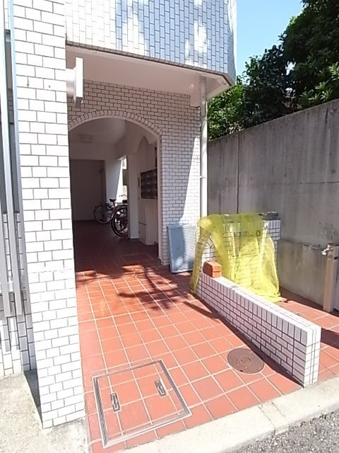 ホワイトコート北口のエントランス