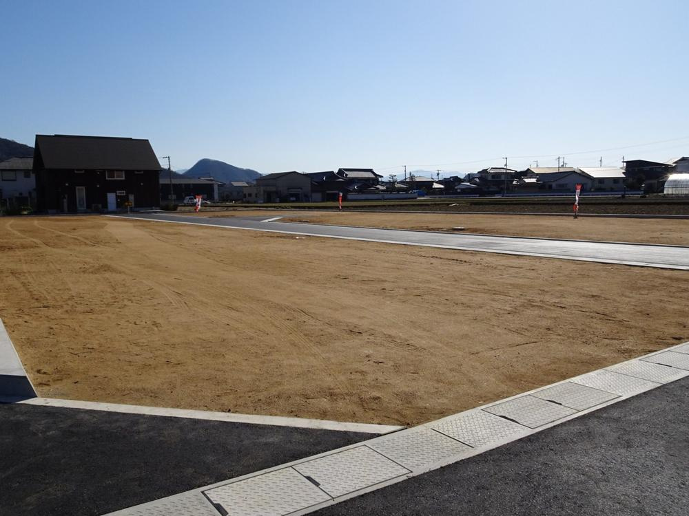 高松市多肥上町の新築一戸建の前面道路含む現地写真
