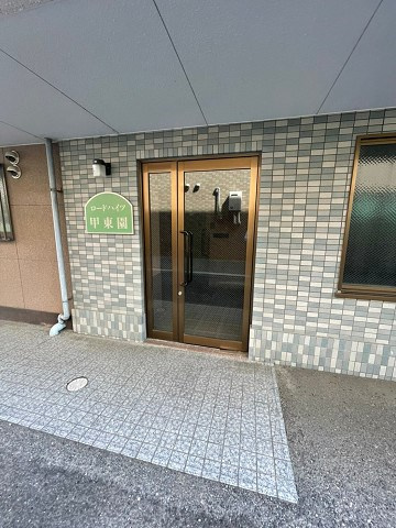 ロードハイツ甲東園のエントランス