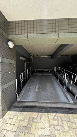 ロマネスク天神南第2の駐車場