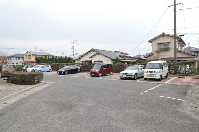 コスメティックスオオフク　H棟の駐車場