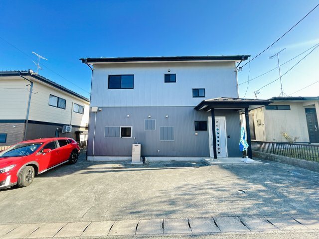 相馬郡新地町小川 中古住宅 陽当たり良好！ 築浅物件3LDK 不動産プラス の駐車場|駐車場です。並列4台分のお車を駐車することができます。建物の裏側には広い敷地もあるのでお好きな使い方ができる住宅です。
