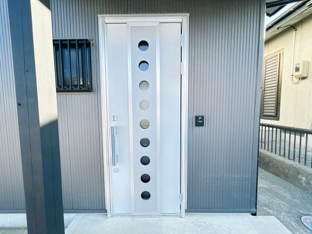 相馬郡新地町小川 中古住宅 陽当たり良好！ 築浅物件3LDK 不動産プラス の玄関|玄関です。鍵交換とクリーニングを行いました。玄関はお家の顔となる部分、お客様が最初に目にする場所だからこそ、第一印象が大切ですね。