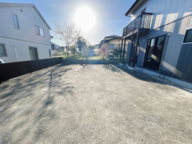 相馬郡新地町小川 中古住宅 陽当たり良好！ 築浅物件3LDK 不動産プラス の庭|お庭です。コンクリートで施工されているのでお手入れいらずで安心です。BBQやお子様の遊び場にもってこいです。