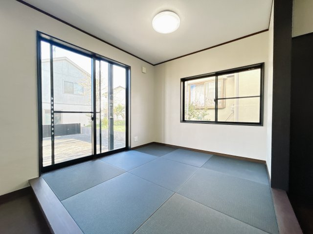 相馬郡新地町小川 中古住宅 陽当たり良好！ 築浅物件3LDK 不動産プラス の和室|】リビングにある小上がり和室です。畳の表替えを行いました。ポカポカの陽光と気持ちの良い風通し和の空間でいやされませんか？