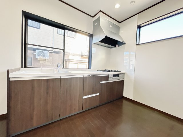 相馬郡新地町小川 中古住宅 陽当たり良好！ 築浅物件3LDK 不動産プラス のキッチン|キッチンです。新品交換しました。ワークトップが人工大理石になっているのでお手入れらくちんです。食洗器も付いています。