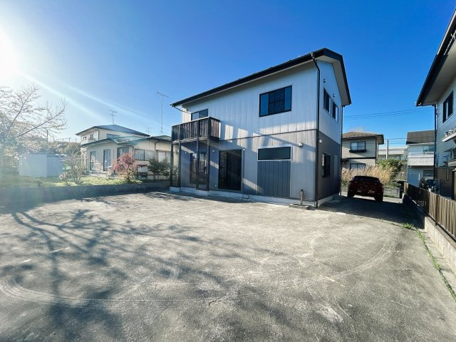 相馬郡新地町小川 中古住宅 陽当たり良好！ 築浅物件3LDK 不動産プラス の外観|外観別角度です。敷地が広いのでお庭でBBQやお子様の遊び場にもってこいです。