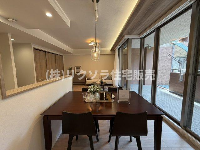 サンメゾン枚方朝日丘かえで館の居間・リビング|LDK16.0帖　床暖房付き
■物件内覧・資金計画相談・住宅ローン相談、リフォーム相談、お問合せ受付中■
※当日・翌日のご内覧、ご相談はお電話でのお問合せがスムーズです！