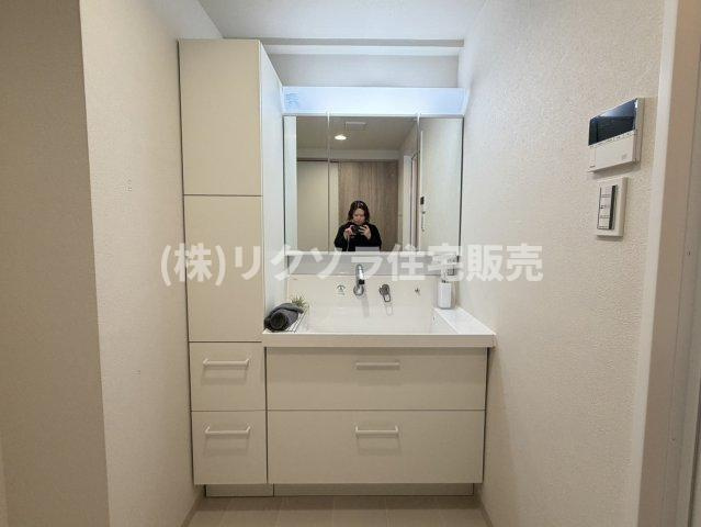 サンメゾン枚方朝日丘かえで館の独立洗面台|大容量三面鏡付き独立洗面台
■物件内覧・資金計画相談・住宅ローン相談、リフォーム相談、お問合せ受付中■
※当日・翌日のご内覧、ご相談はお電話でのお問合せがスムーズです！