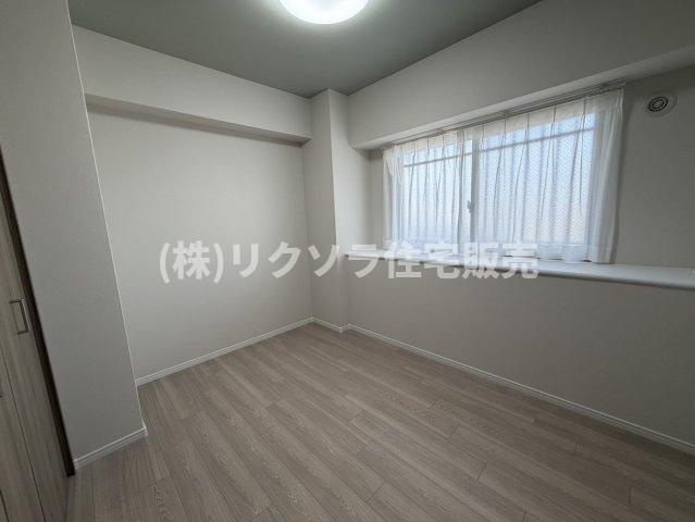 サンメゾン枚方朝日丘かえで館の洋室|洋室5.5帖
■物件内覧・資金計画相談・住宅ローン相談、リフォーム相談、お問合せ受付中■
※当日・翌日のご内覧、ご相談はお電話でのお問合せがスムーズです！