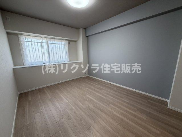 サンメゾン枚方朝日丘かえで館の寝室|洋室7.2帖
■物件内覧・資金計画相談・住宅ローン相談、リフォーム相談、お問合せ受付中■
※当日・翌日のご内覧、ご相談はお電話でのお問合せがスムーズです！