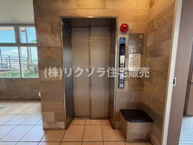 サンメゾン枚方朝日丘かえで館のその他共用部分|エレベーター1基
■物件内覧・資金計画相談・住宅ローン相談、リフォーム相談、お問合せ受付中■
※当日・翌日のご内覧、ご相談はお電話でのお問合せがスムーズです！