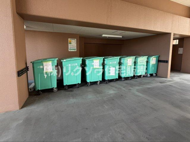 サンメゾン枚方朝日丘かえで館の現況写真|敷地内ゴミステーション
■物件内覧・資金計画相談・住宅ローン相談、リフォーム相談、お問合せ受付中■
※当日・翌日のご内覧、ご相談はお電話でのお問合せがスムーズです！