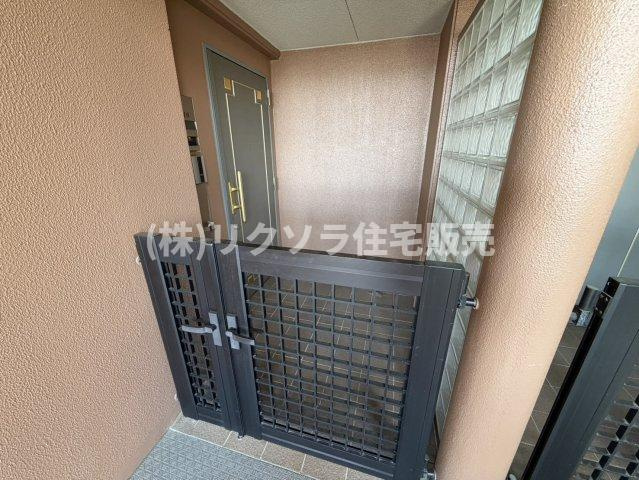 サンメゾン枚方朝日丘かえで館の玄関|ポーチ付き
■物件内覧・資金計画相談・住宅ローン相談、リフォーム相談、お問合せ受付中■
※当日・翌日のご内覧、ご相談はお電話でのお問合せがスムーズです！